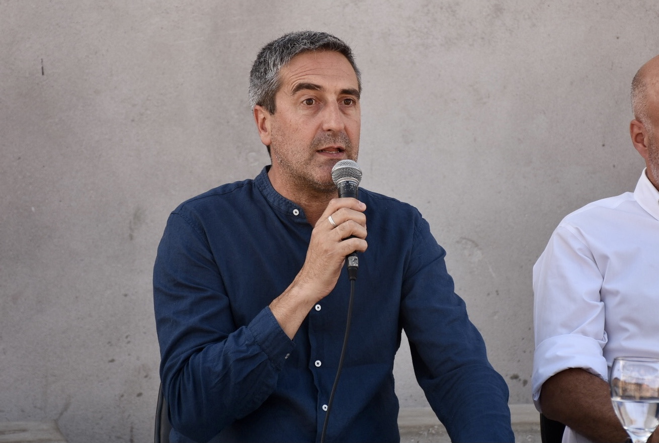 Alcalde del Municipio de Santa Lucía, Leonardo Mollo, en la firma de comodatos de viviendas en Santa Lucía. Alcalde del Municipio de Santa Lucía, Leonardo Mollo, en la firma de comodatos de viviendas en Santa Lucía.