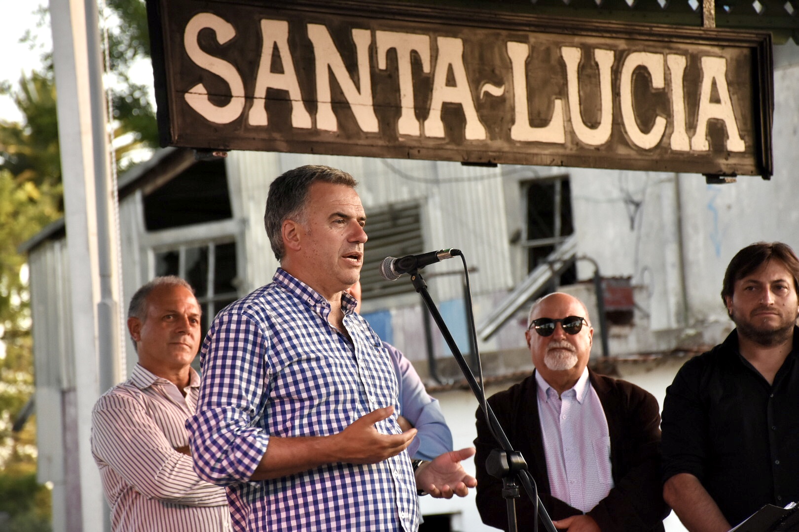 Intendente de Canelones, Prof. Yamandú Orsi, en la inauguración la restauración exterior de la estación de AFE en Santa Lucía Intendente de Canelones, Prof. Yamandú Orsi, en la inauguración la restauración exterior de la estación de AFE en Santa Lucía