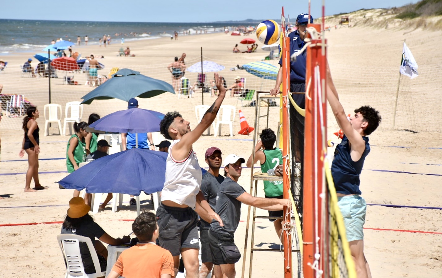 Promotores deportivos de la Intendencia organizaron un circuito de voleibol en Salinas Promotores deportivos de la Intendencia organizaron un circuito de voleibol en Salinas