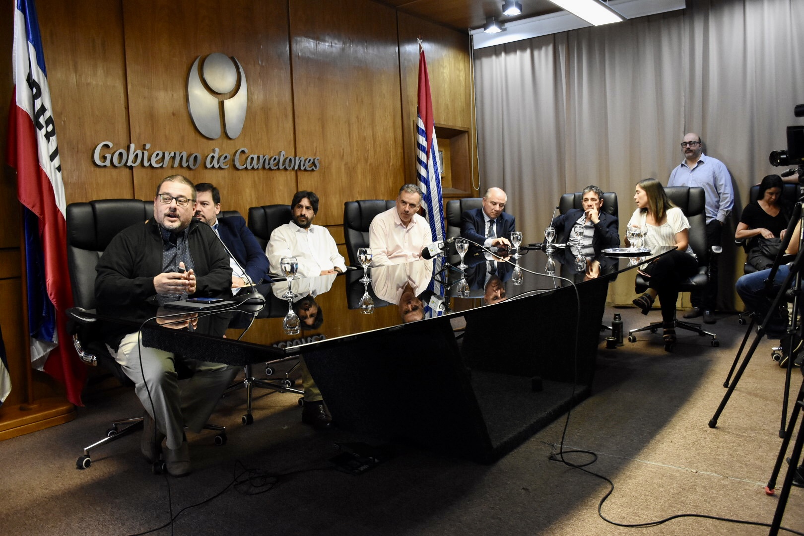 De izq. a der.: Director General de Gestión Ambiental del Gobierno de Canelones, Leonardo Herou, el Ministro de Ambiente, Adrián Peña, el Intendente interino de Canelones, Marcelo Metediera, Intendente Prof. Yamandú Orsi, Presidente de la Cámara de Industrias, Fernando Pache, el Secretario de la Comisión de Medio Ambiente de la Cámara de Industrias, Agustín Tassani y la Coordinadora del Gabinete Productivo, Tania Yanes, en la presentación de los avances y resultados de los programas de clasificación, recupe