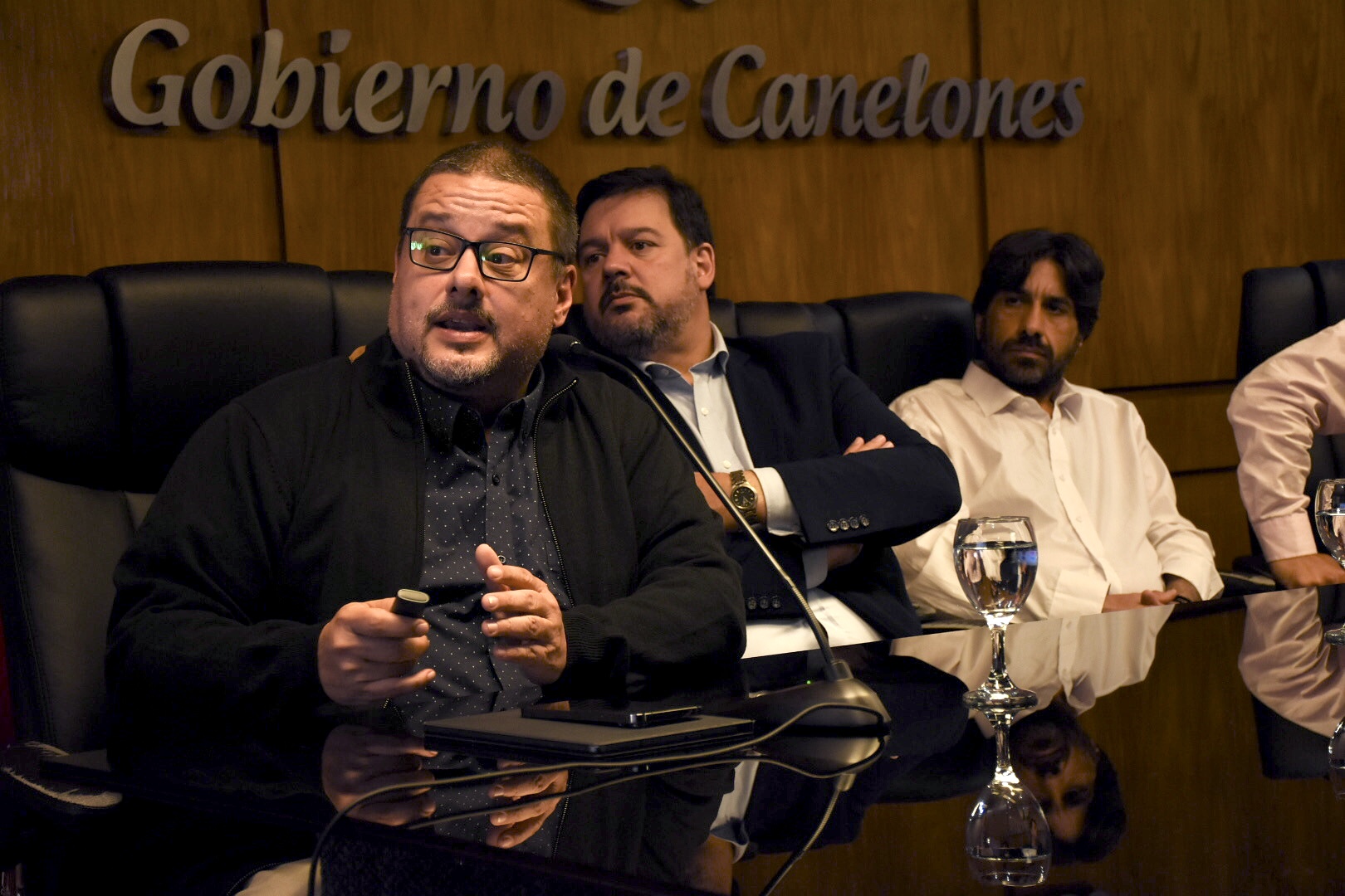 De izq. a der.: Director General de Gestión Ambiental del Gobierno de Canelones, Leonardo Herou, el Ministro de Ambiente, Adrián Peña, y el Intendente interino de Canelones, Marcelo Metediera, en la presentación de los avances y resultados de los programas de clasificación, recuperación y valorización de residuos.