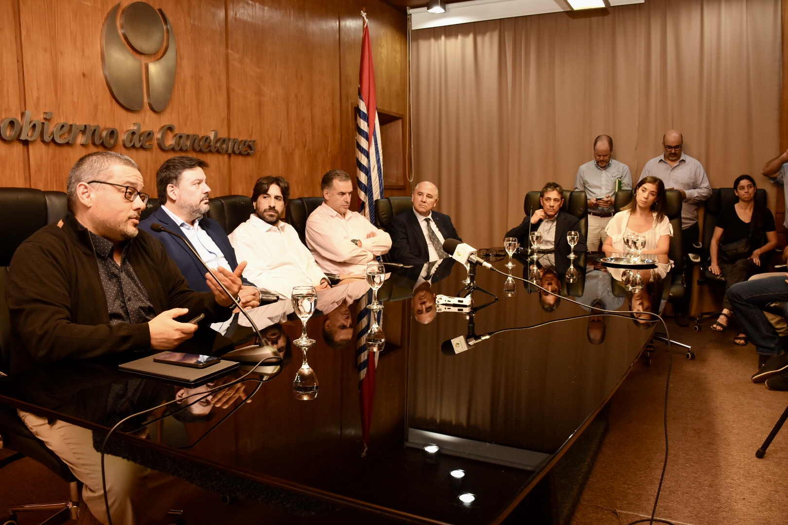 De izq. a der.: Director General de Gestión Ambiental del Gobierno de Canelones, Leonardo Herou, el Ministro de Ambiente, Adrián Peña, el Intendente interino de Canelones, Marcelo Metediera, Intendente Prof. Yamandú Orsi, Presidente de la Cámara de Industrias, Fernando Pache, el Secretario de la Comisión de Medio Ambiente de la Cámara de Industrias, Agustín Tassani y la Coordinadora del Gabinete Productivo, Tania Yanes, en la presentación de los avances y resultados de los programas de clasificación, recuperación y valorización de residuos. De izq. a der.: Director General de Gestión Ambiental del Gobierno de Canelones, Leonardo Herou, el Ministro de Ambiente, Adrián Peña, el Intendente interino de Canelones, Marcelo Metediera, Intendente Prof. Yamandú Orsi, Presidente de la Cámara de Industrias, Fernando Pache, el Secretario de la Comisión de Medio Ambiente de la Cámara de Industrias, Agustín Tassani y la Coordinadora del Gabinete Productivo, Tania Yanes, en la presentación de los avances y resultados de los programas de clasificación, recup