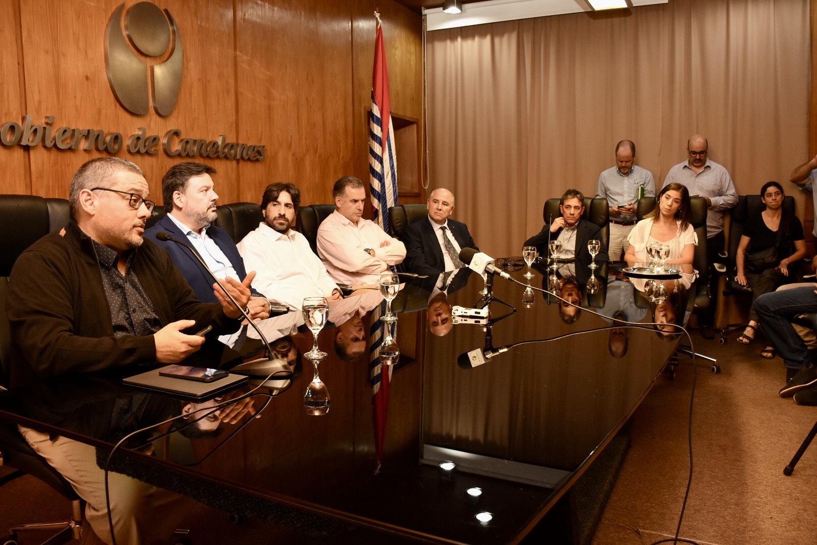 De izq. a der.: Director General de Gestión Ambiental del Gobierno de Canelones, Leonardo Herou, el Ministro de Ambiente, Adrián Peña, el Intendente interino de Canelones, Marcelo Metediera, Intendente Prof. Yamandú Orsi, Presidente de la Cámara de Industrias, Fernando Pache, el Secretario de la Comisión de Medio Ambiente de la Cámara de Industrias, Agustín Tassani y la  Coordinadora del Gabinete Productivo, Tania Yanes, en la presentación de los avances y resultados de los programas de clasificación, recup