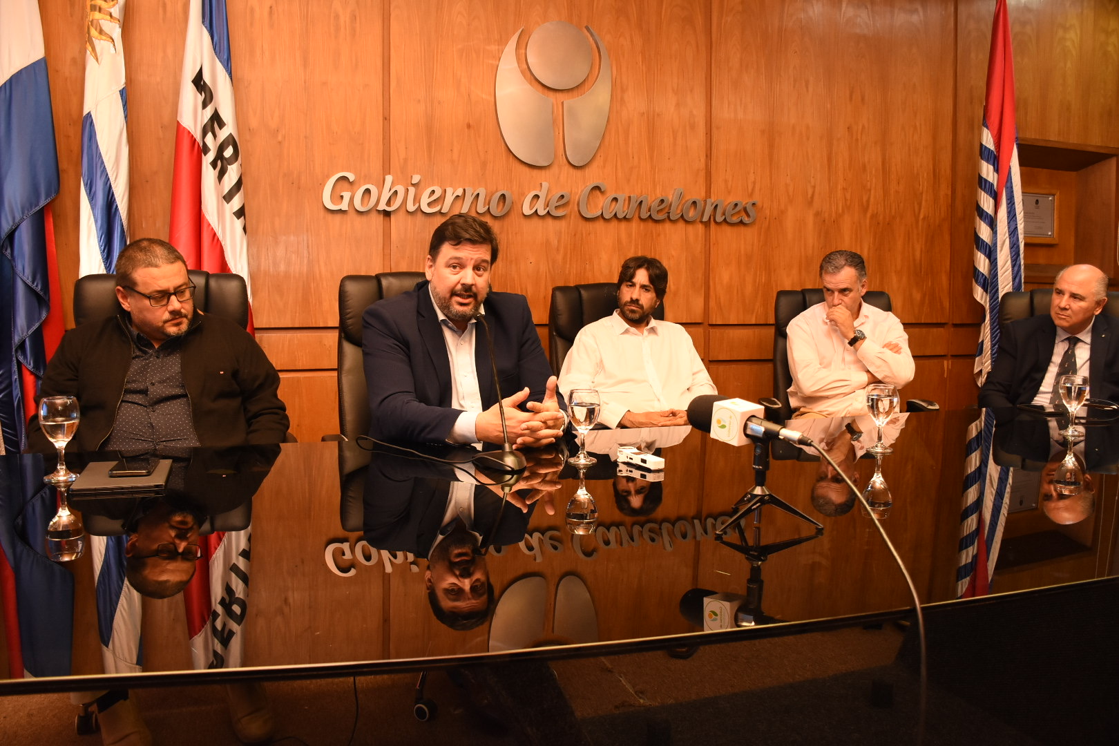 Director General de Gestión Ambiental del Gobierno de Canelones, Leonardo Herou, el Ministro de Ambiente, Adrián Peña, el Intendente interino de Canelones, Marcelo Metediera, Intendente Prof. Yamandú Orsi, Presidente de la Cámara de Industrias, Fernando Pache, en la presentación de los avances y resultados de los programas de clasificación, recuperación y valorización de residuos.