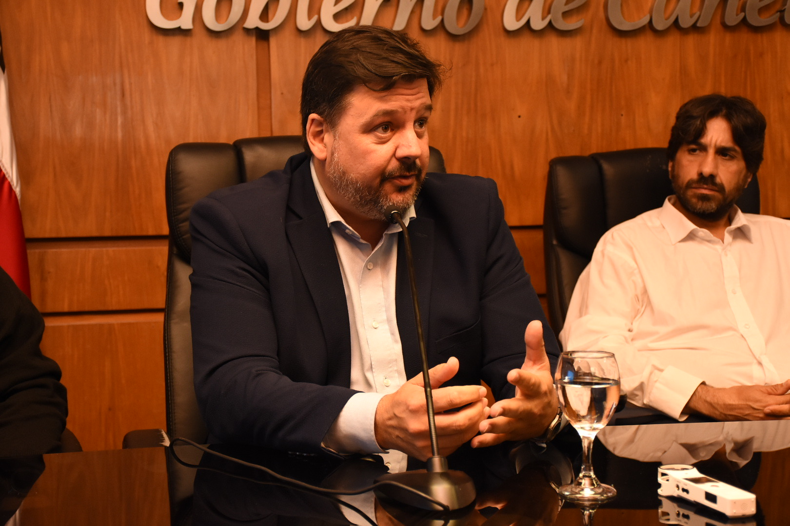 Ministro de Ambiente, Adrián Peña, y el Intendente interino de Canelones, Marcelo Metediera, en la presentación de los avances y resultados de los programas de clasificación, recuperación y valorización de residuos.