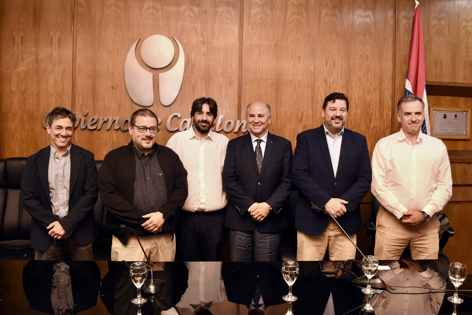 De izq. a der.: El Secretario de la Comisión de Medio Ambiente de la Cámara de Industrias, Agustín Tassani, el Director General de Gestión Ambiental del Gobierno de Canelones, Leonardo Herou, el Intendente interino de Canelones, Marcelo Metediera, el Presidente de la Cámara de Industrias, Fernando Pache, el Ministro de Ambiente, Adrián Peña, y el Intendente Prof. Yamandú Orsi, en la presentación de los avances y resultados de los programas de clasificación, recuperación y valorización de residuos. De izq. a der.: El Secretario de la Comisión de Medio Ambiente de la Cámara de Industrias, Agustín Tassani, el Director General de Gestión Ambiental del Gobierno de Canelones, Leonardo Herou, el Intendente interino de Canelones, Marcelo Metediera, el Presidente de la Cámara de Industrias, Fernando Pache, el Ministro de Ambiente, Adrián Peña, y el Intendente Prof. Yamandú Orsi, en la presentación de los avances y resultados de los programas de clasificación, recuperación y valorización de residuos.