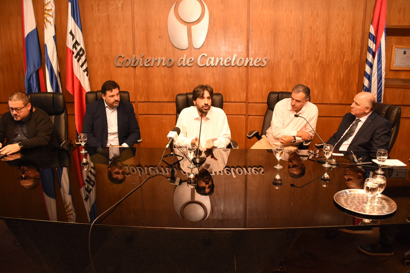 De izq. a der.: Director General de Gestión Ambiental del Gobierno de Canelones, Leonardo Herou, el Ministro de Ambiente, Adrián Peña, el Intendente interino de Canelones, Marcelo Metediera, Intendente Prof. Yamandú Orsi, Presidente de la Cámara de Industrias, Fernando Pache, en la presentación de los avances y resultados de los programas de clasificación, recuperación y valorización de residuos.