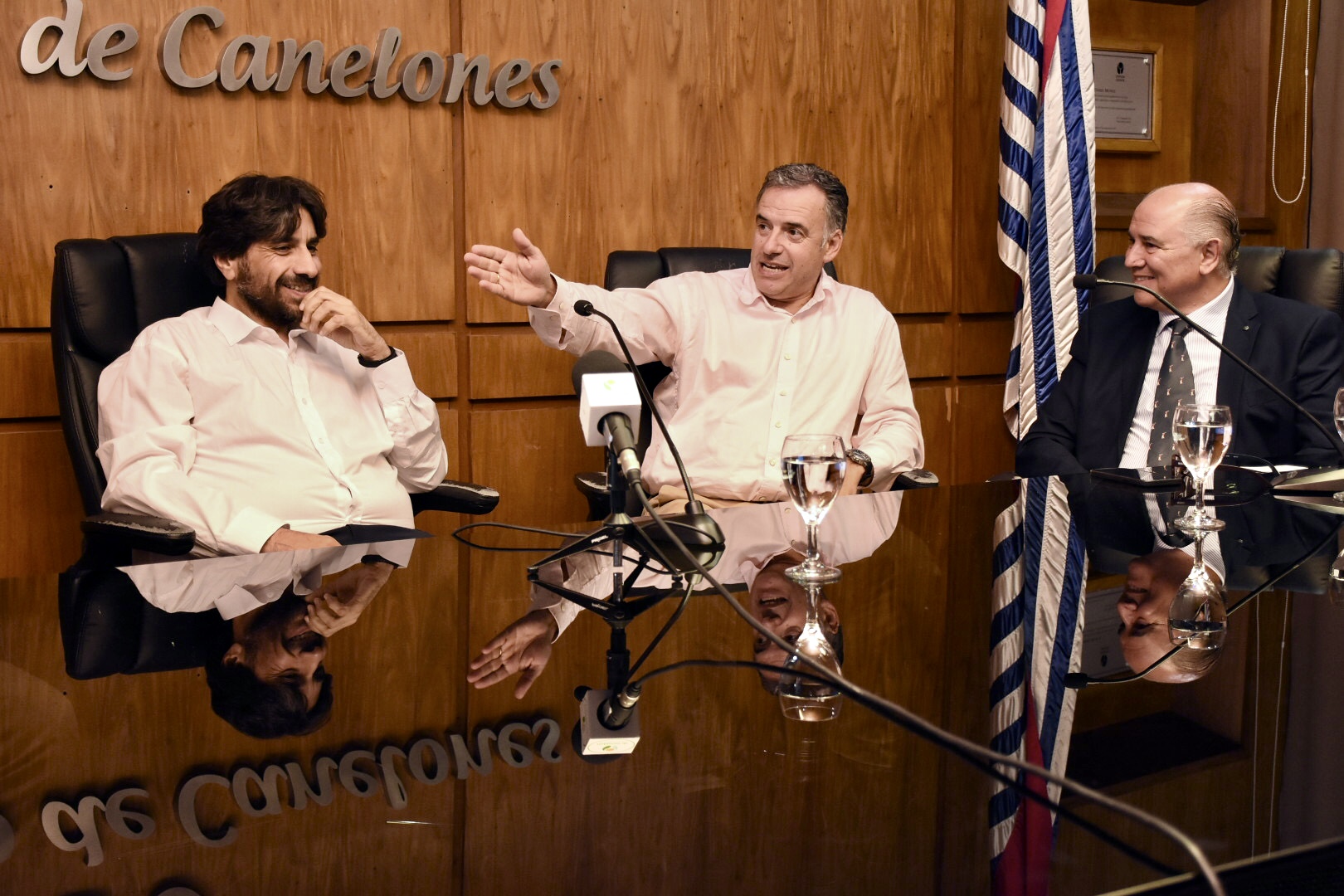 El Intendente interino de Canelones, Marcelo Metediera, el Intendente Prof. Yamandú Orsi, y el Presidente de la Cámara de Industrias, Fernando Pache, en la presentación de los avances y resultados de los programas de clasificación, recuperación y valorización de residuos. El Intendente interino de Canelones, Marcelo Metediera, el Intendente Prof. Yamandú Orsi, y el Presidente de la Cámara de Industrias, Fernando Pache, en la presentación de los avances y resultados de los programas de clasificación, recuperación y valorización de residuos.