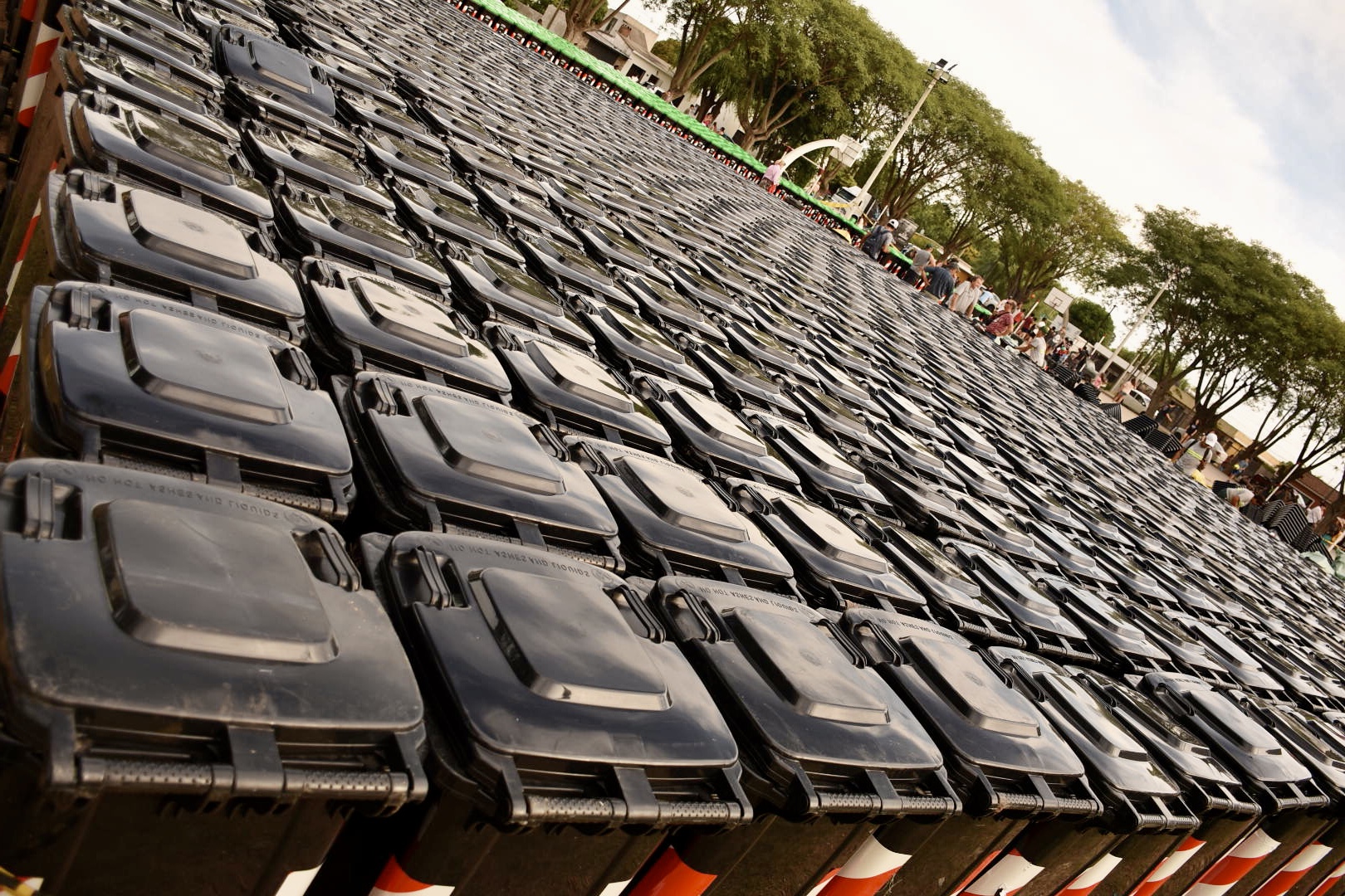 Más de 2000 familias recibieron contenedores para reciclar en Suárez