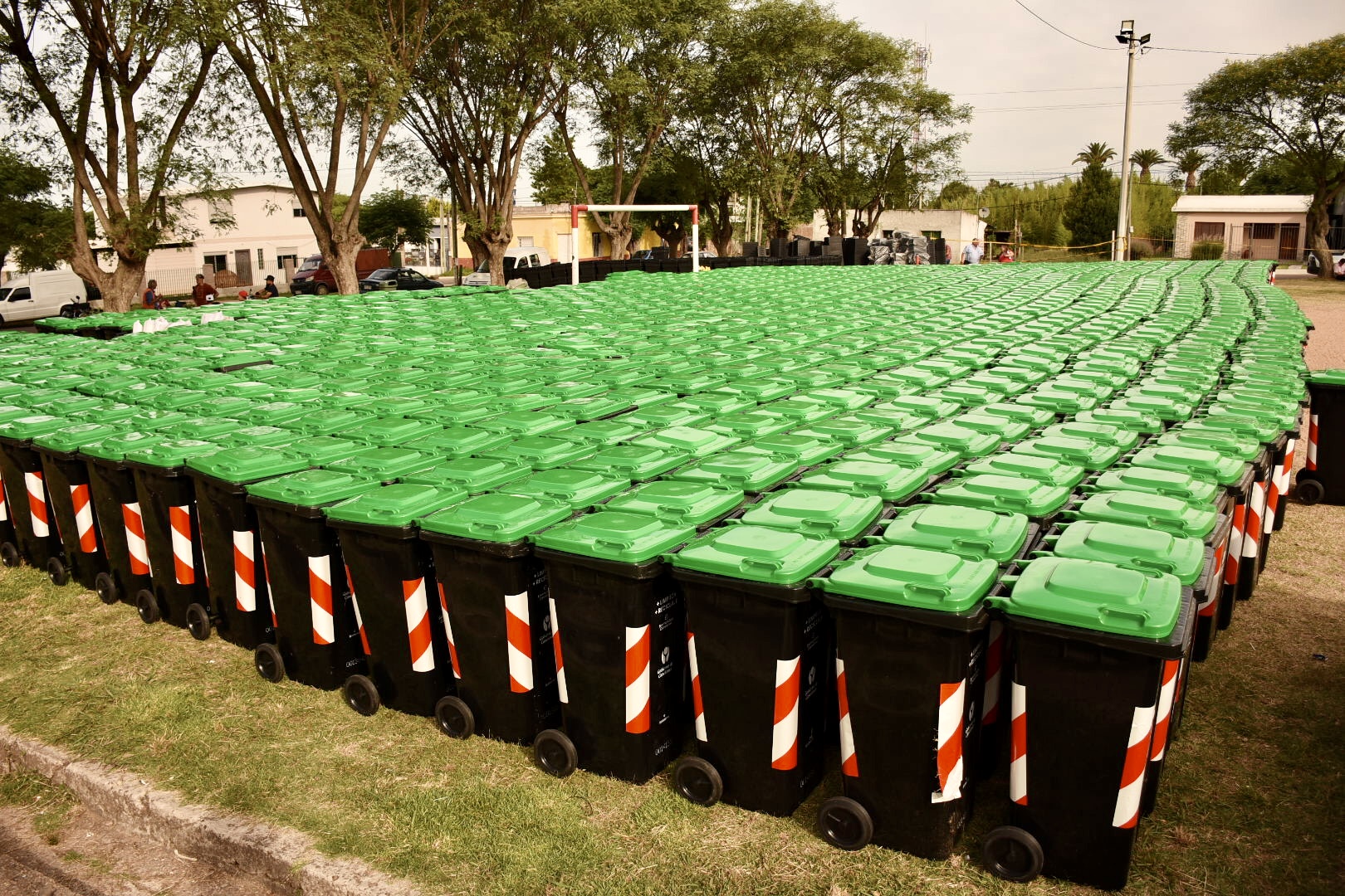 Más de 2000 familias recibieron contenedores para reciclar en Suárez