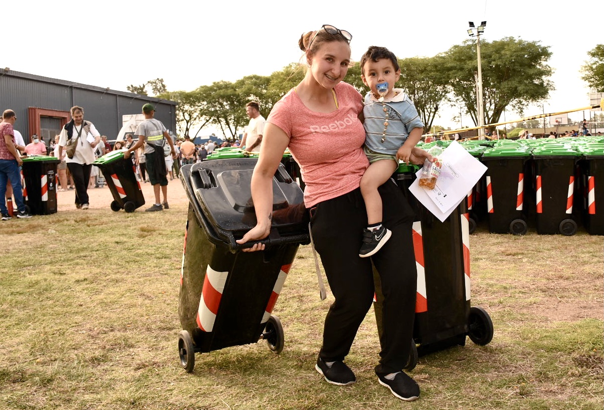Más de 2000 familias recibieron contenedores para reciclar en Suárez Más de 2000 familias recibieron contenedores para reciclar en Suárez