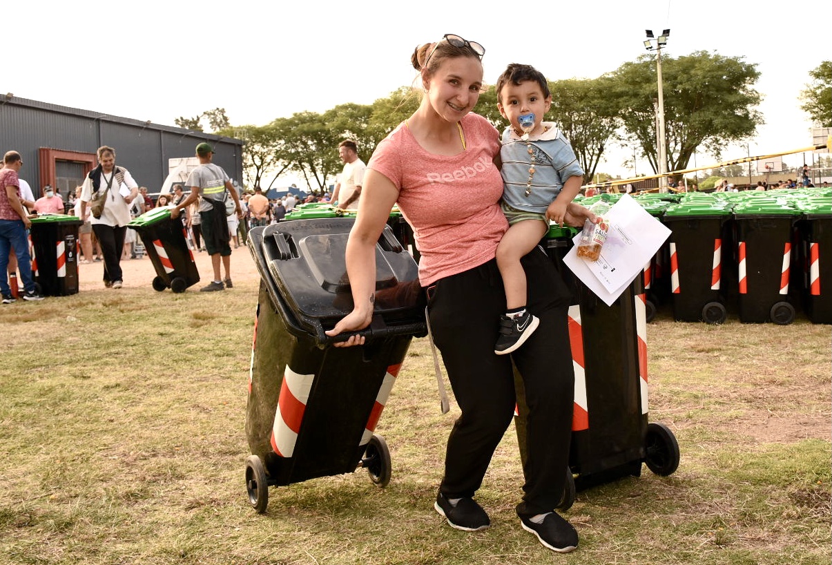 Más de 2000 familias recibieron contenedores para reciclar en Suárez