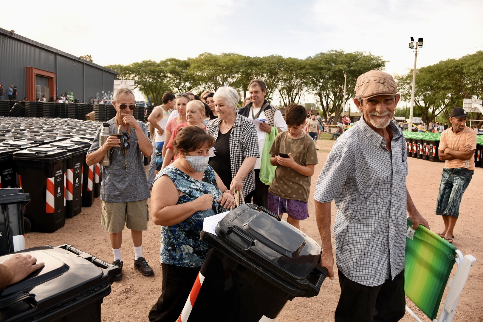 Más de 2000 familias recibieron contenedores para reciclar en Suárez Más de 2000 familias recibieron contenedores para reciclar en Suárez
