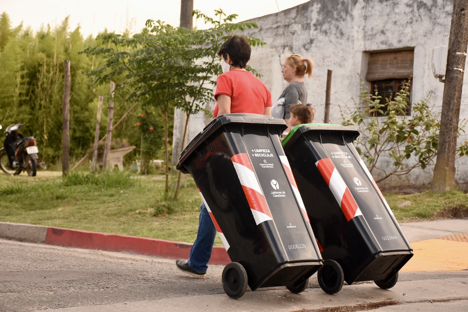 Más de 2000 familias recibieron contenedores para reciclar en Suárez