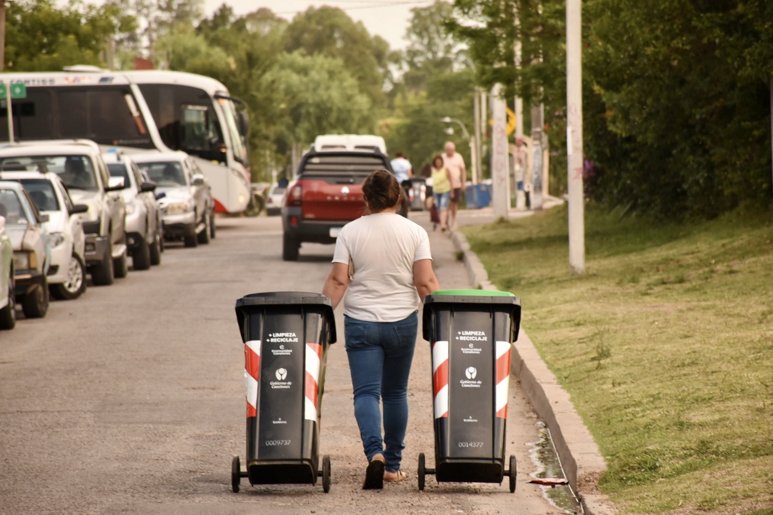 Más de 2000 familias recibieron contenedores para reciclar en Suárez