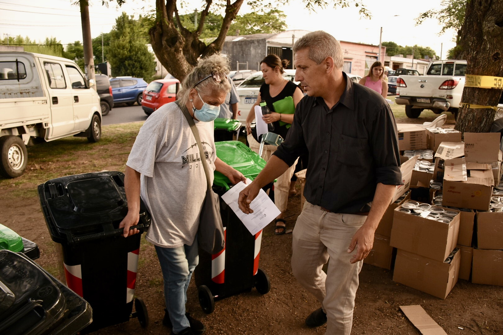 Más de 2000 familias recibieron contenedores para reciclar en Suárez