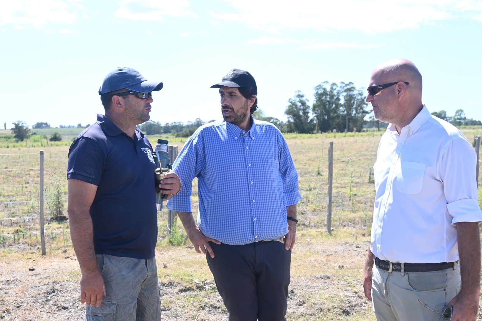 De izq. a der: Daniel Rivero, productor rural de Canelones, Intendente interino de Canelones, Marcelo Metediera, y Secretario General de la Intendencia, Dr. Esc. Francisco Legnani, en recorrida por la zona rural de la Ruta 107 para profundiza la asistencia a los productores rurales ante la problemática por el déficit hídrico 