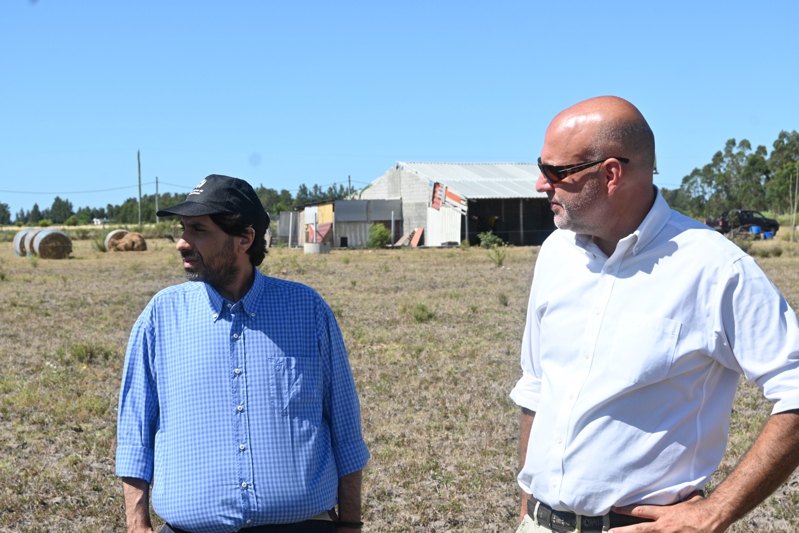 Intendente interino de Canelones, Marcelo Metediera, y Secretario General de la Intendencia, Dr. Esc. Francisco Legnani, en recorrida por la zona rural de la Ruta 107 para profundiza la asistencia a los productores rurales ante la problemática por el déficit hídrico 