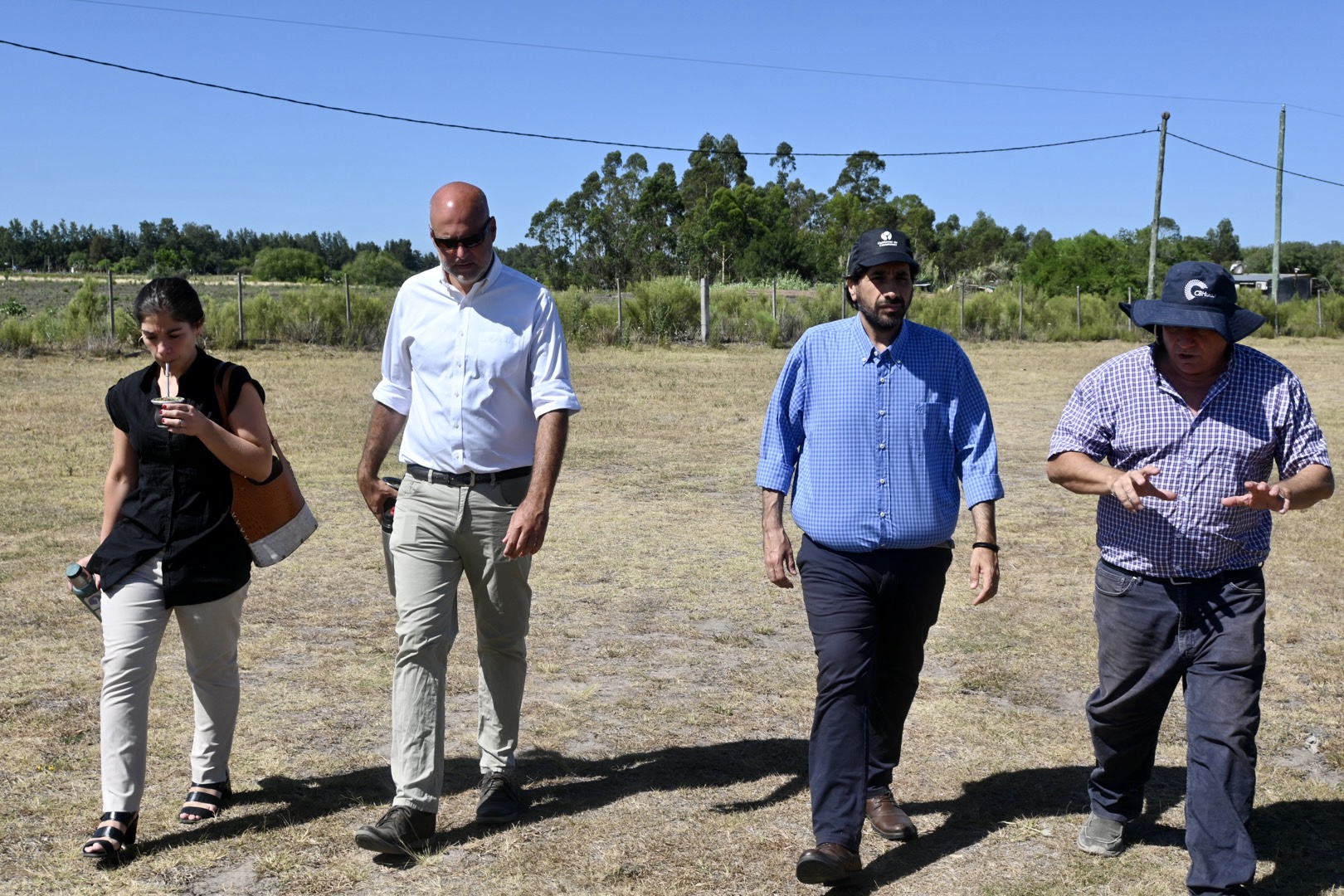  De izq. a derecha: la Coordinadora del Gabinete Productivo, Tania Yanes, el Secretario General de la Intendencia, Dr. Esc. Francisco Legnani, el Intendente interino de Canelones, Marcelo Metediera, y el Director de la Agencia de Desarrollo Rural de la Intendencia de Canelones, Ing. Agr. Pablo González, en recorrida por la zona rural de la Ruta 107 para profundiza la asistencia a los productores rurales ante la problemática por el déficit hídrico 