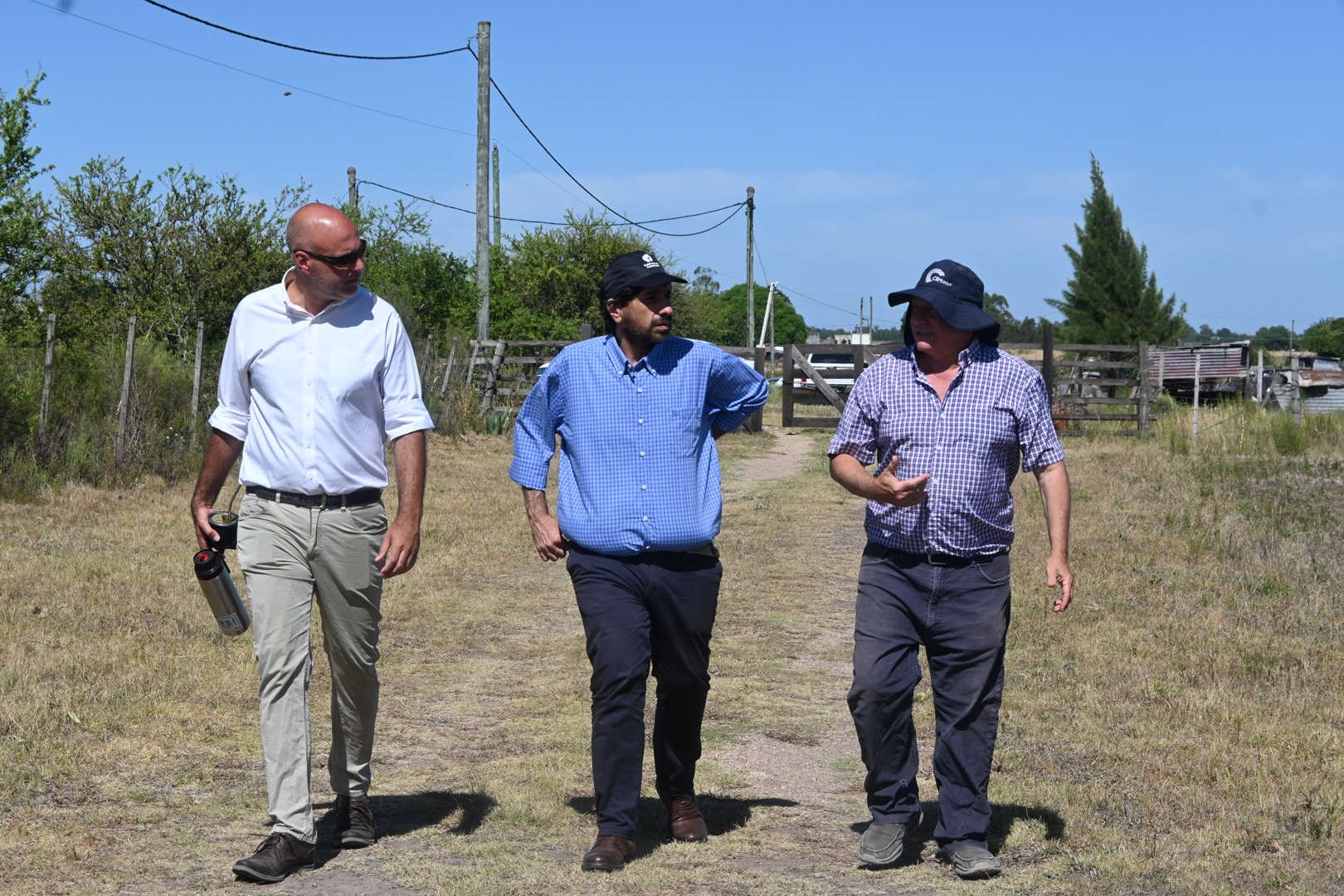 De izq. a der: el Secretario General de la Intendencia, Dr. Esc. Francisco Legnani, el Intendente interino de Canelones, Marcelo Metediera, y el Director de la Agencia de Desarrollo Rural, Ing. Agr. Pablo González, de la Intendencia de Canelones, en recorrida por la zona rural de la Ruta 107 para profundiza la asistencia a los productores rurales ante la problemática por el déficit hídrico 