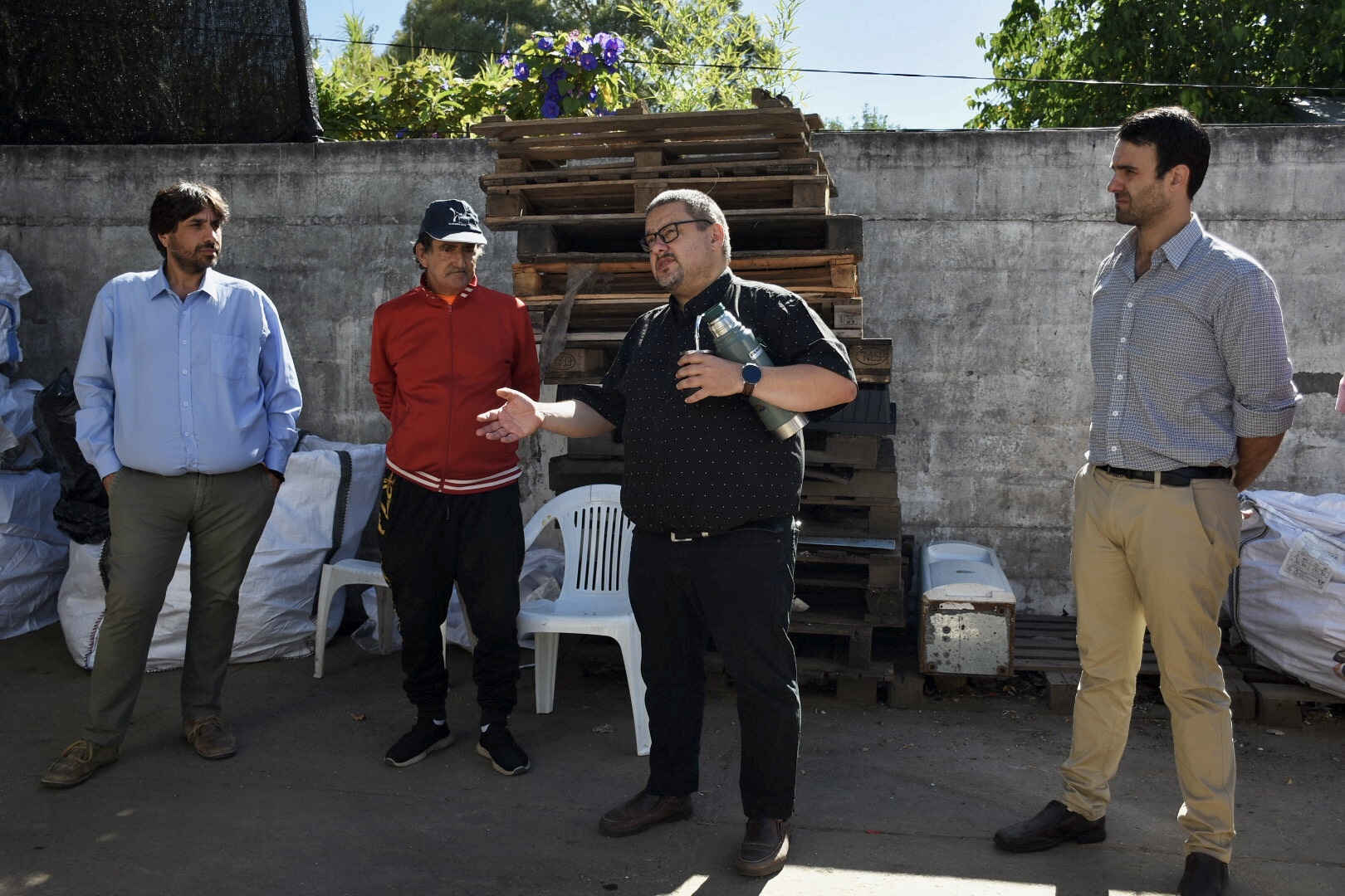 Intendente interino de Canelones, Marcelo Metediera, Director General de Gestión Ambiental, Leonardo Herou, Director de la Secretaría de Comunicaciones, Darwin Peña, junto a clasificador de Solymar Norte, Ciudad de la Costa. Intendente interino de Canelones, Marcelo Metediera, Director General de Gestión Ambiental, Leonardo Herou, Director de la Secretaría de Comunicaciones, Darwin Peña, junto a clasificador de Solymar Norte, Ciudad de la Costa.