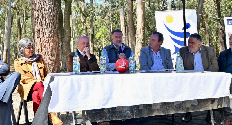 Autoridades nacionales y departamentales en el parque Roosevelt, anuciando la construcción del Complejo Deportivo de la Federación Uruguaya de Handball