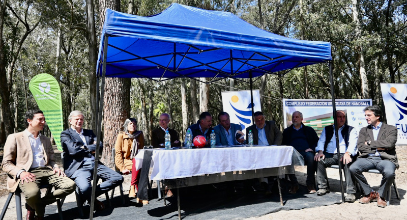 Autoridades nacionales y departamentales en el parque Roosevelt, anuciando la construcción del Complejo Deportivo de la Federación Uruguaya de Handball