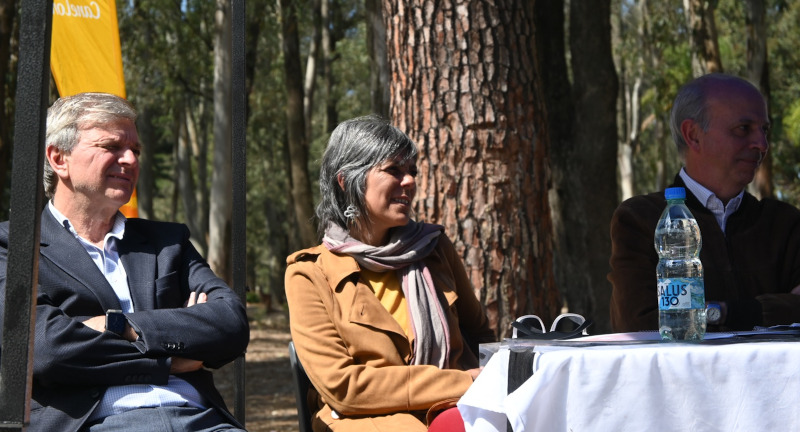 Autoridades nacionales y departamentales en el parque Roosevelt, anuciando la construcción del Complejo Deportivo de la Federación Uruguaya de Handball