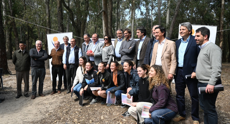 Autoridades nacionales y departamentales y jugadoras de la Selección Uruguaya de Handball en el parque Roosevelt, en el anuncio de la construcción del Complejo Deportivo de la Federación Uruguaya de Handball