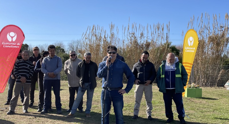 El Presidente de la Comisión de Vecinos en la inauguración de la plaza del barrio Unión de la ciudad de Canelones El Presidente de la Comisión de Vecinos en la inauguración de la plaza del barrio Unión de la ciudad de Canelones