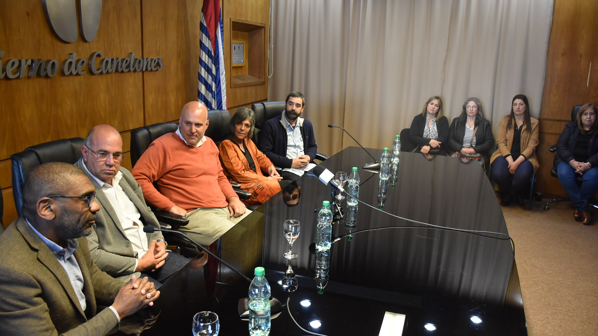 De izq. a der.: Director de OSE, Edgardo Ortuño, Alcalde del Municipio de Aguas Corrientes Marcelo Delgado, Secretario General de la Intendencia de Canelones, Francisco Legnani, Pro Secretaria General de la Intendencia de Canelones, Silvana Nieves y Director de Patrimonio de la Intendencia de Canelones, Federico López, en el lanzamiento de la Fiesta del Agua De izq. a der.: Director de OSE, Edgardo Ortuño, Alcalde del Municipio de Aguas Corrientes Marcelo Delgado, Secretario General de la Intendencia de Canelones, Francisco Legnani, Pro Secretaria General de la Intendencia de Canelones, Silvana Nieves y Director de Patrimonio de la Intendencia de Canelones, Federico López, en el lanzamiento de la Fiesta del Agua