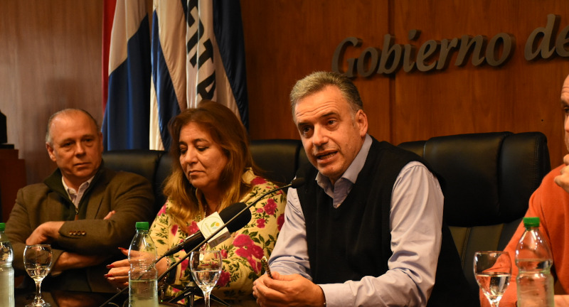 Subseretario del Ministerio de Vivienda, Tabaré Hackenbruch (izquierda), Ministra de Vivienda y Ordenamiento Territorial, Dra. Irene Moreira (centro) e Intendente de Canelones, Prof. Yamandú Orsi (derecha), en la firma de convenio de cooperación técnica entre el Gobierno de Canelones y el MVOT Subseretario del Ministerio de Vivienda, Tabaré Hackenbruch (izquierda), Ministra de Vivienda y Ordenamiento Territorial, Dra. Irene Moreira (centro) e Intendente de Canelones, Prof. Yamandú Orsi (derecha), en la firma de convenio de cooperación técnica entre el Gobierno de Canelones y el MVOT