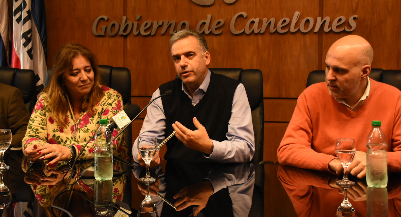 Ministra de Vivienda y Ordenamiento Territorial, Dra. Irene Moreira, Intendente de Canelones, Prof. Yamandú Orsi, y Secretario General, Dr. Esc.Francisco Legnani, en la firma de convenio de cooperación técnica entre el Gobierno de Canelones y el MVOT Ministra de Vivienda y Ordenamiento Territorial, Dra. Irene Moreira, Intendente de Canelones, Prof. Yamandú Orsi, y Secretario General, Dr. Esc.Francisco Legnani, en la firma de convenio de cooperación técnica entre el Gobierno de Canelones y el MVOT