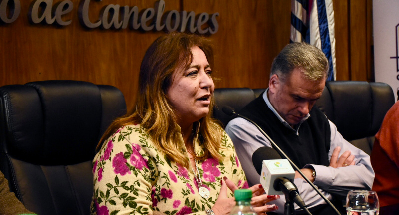 Ministra de Vivienda y Ordenamiento Territorial, Dra. Irene Moreira, en la firma de convenio de cooperación técnica entre el Gobierno de Canelones y el MVOT Ministra de Vivienda y Ordenamiento Territorial, Dra. Irene Moreira, en la firma de convenio de cooperación técnica entre el Gobierno de Canelones y el MVOT