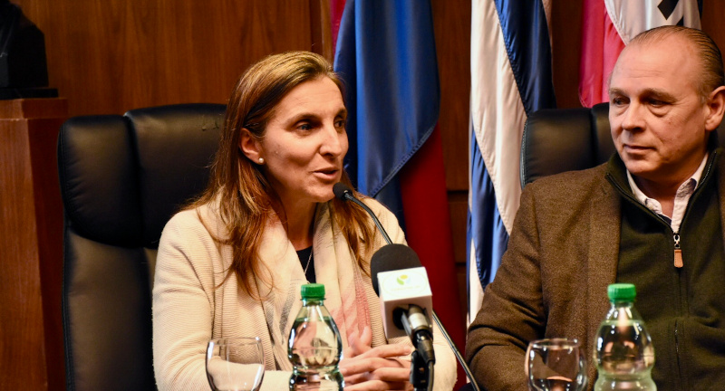 Directora de la Dirección Nacional de Integración Social y Urbana del MVOT, Arq. Florencia Arbeleche, en la firma de convenio de cooperación técnica entre el Gobierno de Canelones y el MVOT Directora de la Dirección Nacional de Integración Social y Urbana del MVOT, Arq. Florencia Arbeleche, en la firma de convenio de cooperación técnica entre el Gobierno de Canelones y el MVOT