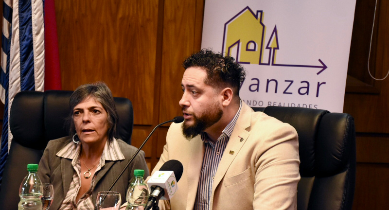 Pro Secretaria General del Gobierno de Canelones, Silvana Nieves, y el Director de la Agencia de Vivienda y Convivencia Ciudadana, Rodrigo Amengual, en la firma de convenio de cooperación técnica entre el Gobierno de Canelones y el MVOT Pro Secretaria General del Gobierno de Canelones, Silvana Nieves, y el Director de la Agencia de Vivienda y Convivencia Ciudadana, Rodrigo Amengual,en la firma de convenio de cooperación técnica entre el Gobierno de Canelones y el MVOT
