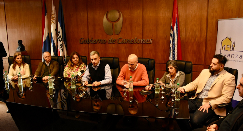 De izquierda a derecha: Directora de la Dirección Nacional de Integración Social y Urbana del MVOT, Arq. Florencia Arbeleche, Subseretario del Ministerio de Vivienda, Tabaré Hackenbruch, Ministra de Vivineda y ORdenamiento Territorial, Dra. Irene Moreira, Intendente de Canelones, Prof. Yamandú Orsi, Secretario General, Dr. Esc. Francisco Legnani, Pro Secretaria General, Silvana Nieves, Director de la Agencia de Vivienda y Convivencia Ciudadana, Rodrigo Amengual. De izquierda a derecha: Directora de la Dirección Nacional de Integración Social y Urbana del MVOT, Arq. Florencia Arbeleche, Subseretario del Ministerio de Vivienda, Tabaré Hackenbruch, Ministra de Vivineda y ORdenamiento Territorial, Dra. Irene Moreira, Intendente de Canelones, Prof. Yamandú Orsi, Secretario General, Dr. Esc. Francisco Legnani, Pro Secretaria General, Silvana Nieves, Director de la Agencia de Vivienda y Convivencia Ciudadana, Rodrigo Amengual.