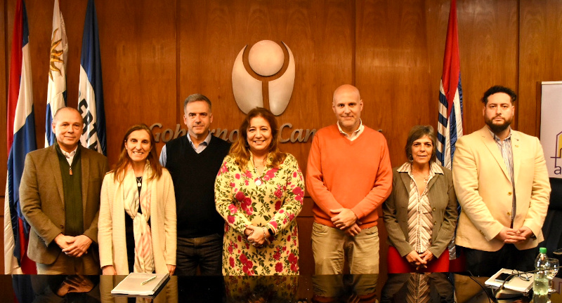 De izquierda a derecha: Subseretario del Ministerio de Vivienda, Tabaré Hackenbruch, Directora de la Dirección Nacional de Integración Social y Urbana del MVOT, Arq. Florencia Arbeleche, Intendente de Canelones, Prof. Yamandú Orsi, Ministra de Vivineda y Ordenamiento Territorial, Dra. Irene Moreira, Secretario General, Dr. Esc. Francisco Legnani, Pro Secretaria General, Silvana Nieves, y Director de la Agencia de Vivienda y Convivencia Ciudadana, Rodrigo Amengual. De izquierda a derecha: Subseretario del Ministerio de Vivienda, Tabaré Hackenbruch, Directora de la Dirección Nacional de Integración Social y Urbana del MVOT, Arq. Florencia Arbeleche, Intendente de Canelones, Prof. Yamandú Orsi, Ministra de Vivineda y Ordenamiento Territorial, Dra. Irene Moreira, Secretario General, Dr. Esc. Francisco Legnani, Pro Secretaria General, Silvana Nieves, y Director de la Agencia de Vivienda y Convivencia Ciudadana, Rodrigo Amengual.