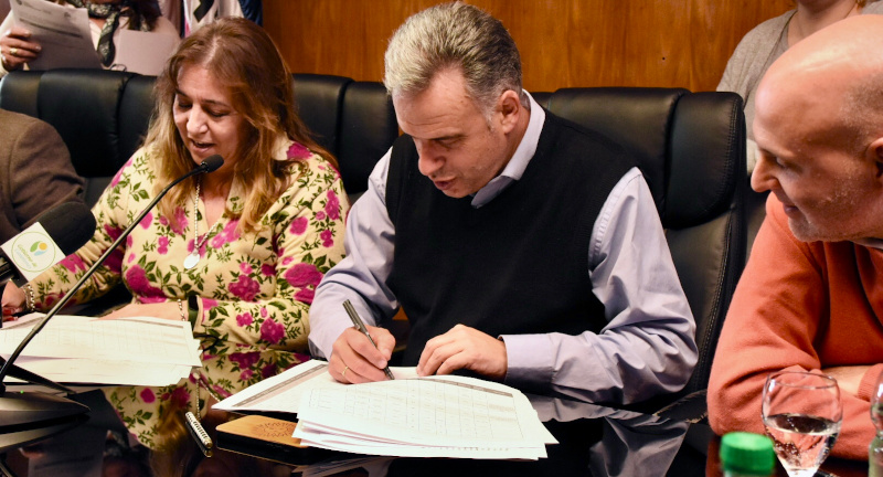 Ministra de Vivienda y Ordenamiento Territorial, Dra. Irene Moreira e Intendente de Canelones, Prof. Yamandú Orsi, en la firma de convenio de cooperación técnica entre el Gobierno de Canelones y el MVOT. Ministra de Vivienda y Ordenamiento Territorial, Dra. Irene Moreira e Intendente de Canelones, Prof. Yamandú Orsi, en la firma de convenio de cooperación técnica entre el Gobierno de Canelones y el MVOT.