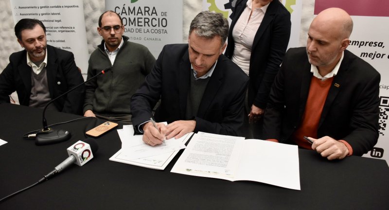 Gobierno de Canelones y Cámara Comercial Empresarial firmaron un convenio para la creación de un Portal Labora