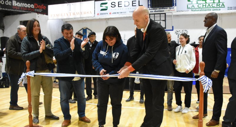 El Presidente del Club Atlético Juventud de Las Piedras, Yamandú Costa, y el Secretario General de la Intendencia, Dr. Esc. Francisco Legnani, en el corte de cinta inaugural de las nuevas obras del Estadio Federal Cirilio Malnatti del Club Atlético Juventud de Las Piedras El Presidente del Club Atlético Juventud de Las Piedras, Yamandú Costa, y el Secretario General de la Intendencia, Dr. Esc. Francisco Legnani, en el corte de cinta inaugural de las nuevas obras del Estadio Federal Cirilio Malnatti del Club Atlético Juventud de Las Piedras