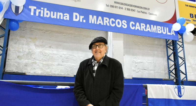 Exintendente de Canelones, Dr. Márcos Carámbula, frente a la tribuna del Estadio Federal Cirilio Malnatti que lleva su nombre