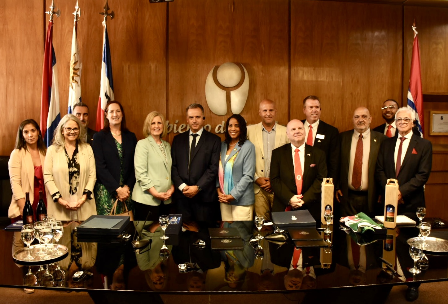 Gobierno de Canelones y el condado de Loudoun (Estados Unidos) firmaron memorando de entendimiento para estrechar lazos y promover la cooperación entre ambos territorios Gobierno de Canelones y el condado de Loudoun (Estados Unidos) firmaron memorando de entendimiento para estrechar lazos y promover la cooperación entre ambos territorios