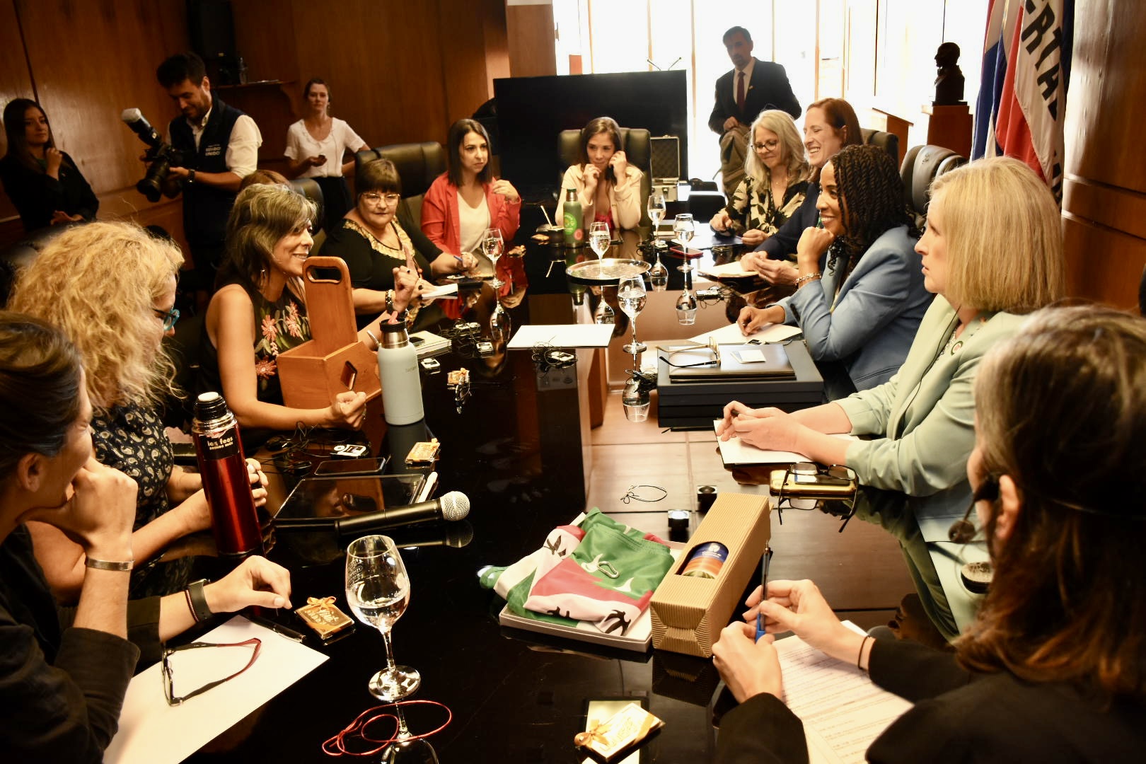 Reunión entre las mujeres lideresas que integran el equipo de gobierno de Canelones y el del condado de Loudoun Reunión entre las mujeres lideresas que integran el equipo de gobierno de Canelones y el del condado de Loudoun