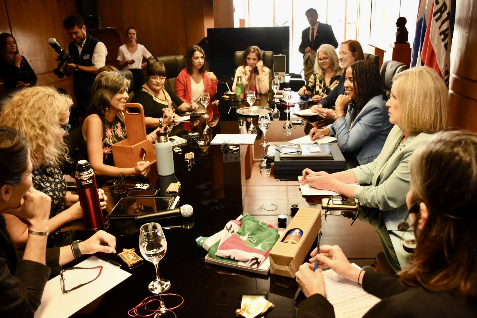 Reunión entre las mujeres lideresas que integran el equipo de gobierno de Canelones y el del condado de Loudoun Reunión entre las mujeres lideresas que integran el equipo de gobierno de Canelones y el del condado de Loudoun
