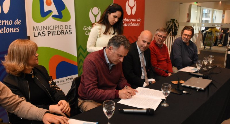 Firma de convenio entre la Intendencia de Canelones y la asociación civil Apoyo al Campus Canario del Sur.