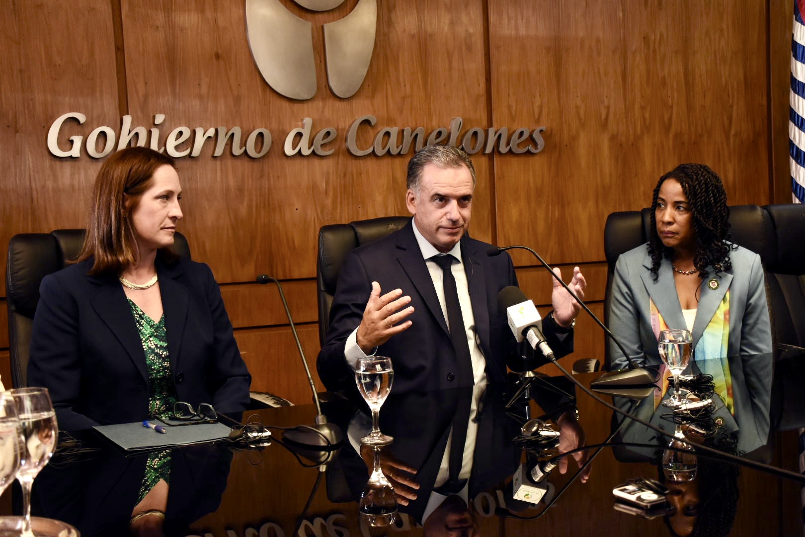 Embajadora de Estados Unidos en Uruguay, Heide B. Fulton, el Intendente de Canelones, Prof. Yamandú Orsi y la Presidenta de la Junta de Supervisores del condado de Loudoun, Phyllis Randall Embajadora de Estados Unidos en Uruguay, Heide B. Fulton, el Intendente de Canelones, Prof. Yamandú Orsi y la Presidenta de la Junta de Supervisores del condado de Loudoun, Phyllis Randall