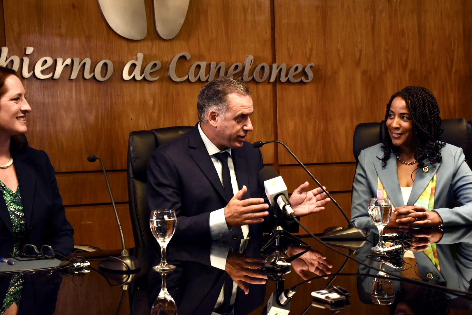 Embajadora de Estados Unidos en Uruguay, Heide B. Fulton, el Intendente de Canelones, Prof. Yamandú Orsi y la Presidenta de la Junta de Supervisores del condado de Loudoun, Phyllis Randall Embajadora de Estados Unidos en Uruguay, Heide B. Fulton, el Intendente de Canelones, Prof. Yamandú Orsi y la Presidenta de la Junta de Supervisores del condado de Loudoun, Phyllis Randall