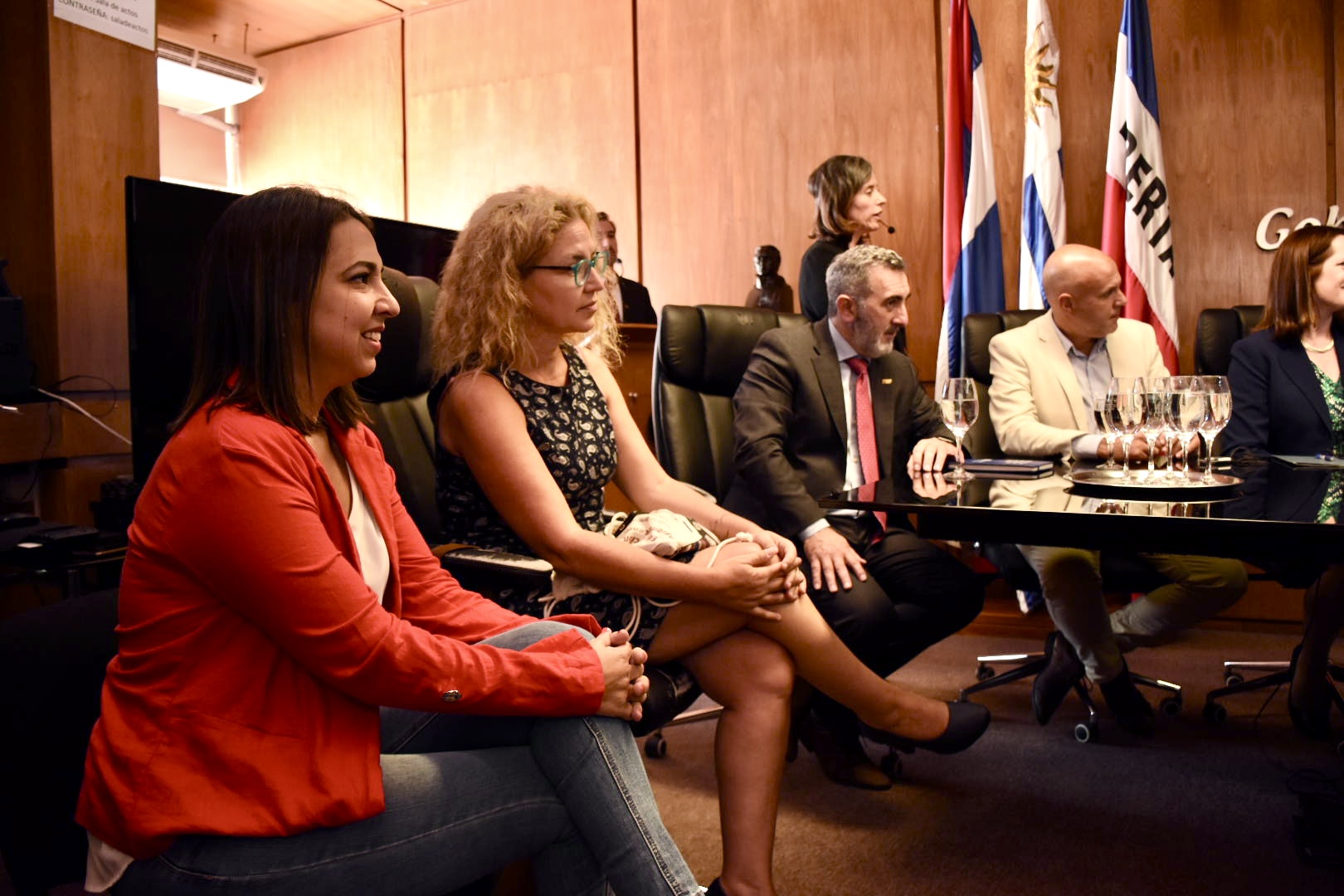 Reunión entre las mujeres lideresas que integran el equipo de gobierno de Canelones y el del condado de Loudoun Reunión entre las mujeres lideresas que integran el equipo de gobierno de Canelones y el del condado de Loudoun