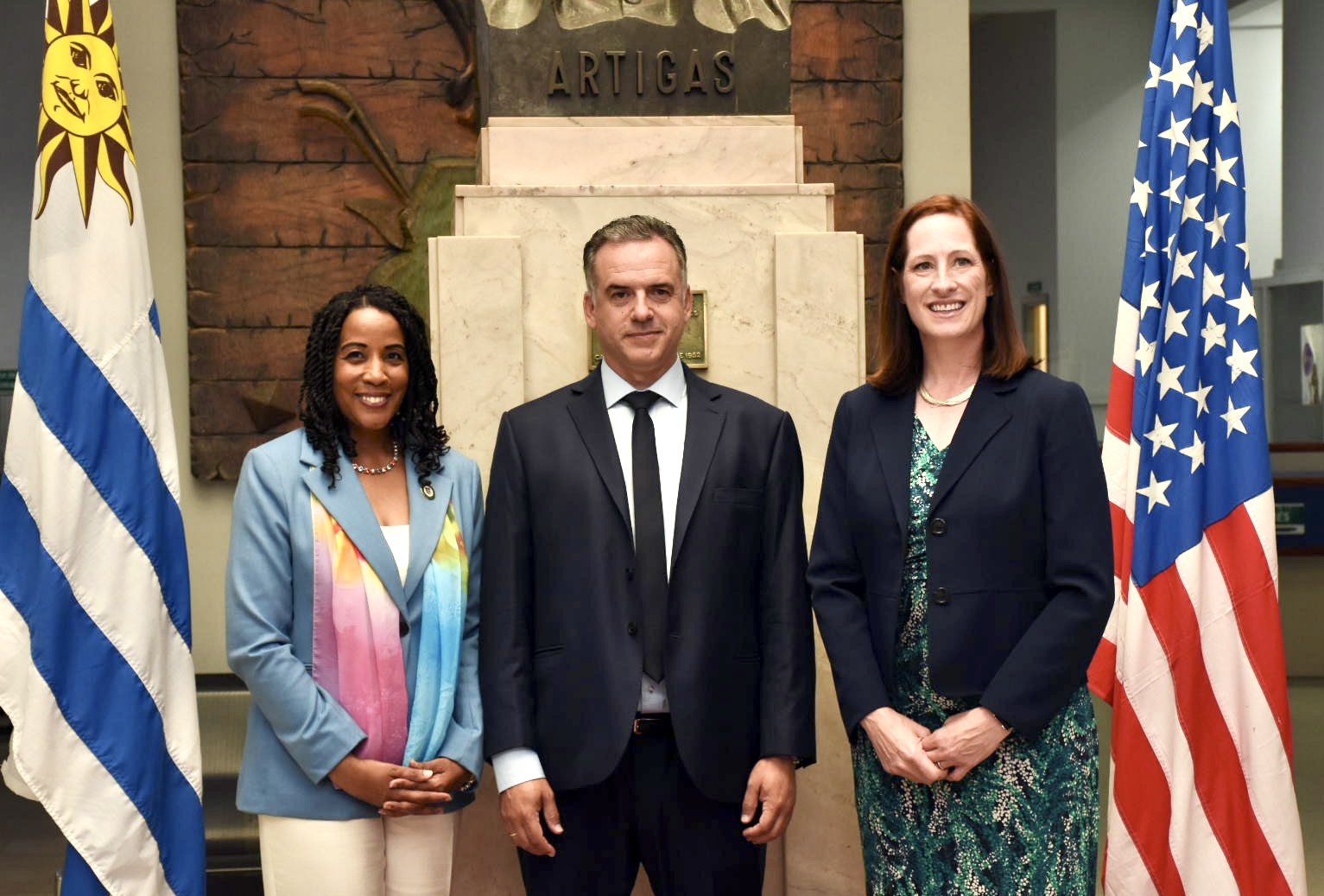 Presidenta de la Junta de Supervisores del condado de Loudoun, Phyllis Randall, Intendente de Canelones, Prof. Yamandú Orsi, y la Embajadora de Estados Unidos en Uruguay, Heide B. Fulton Presidenta de la Junta de Supervisores del condado de Loudoun, Phyllis Randall, Intendente de Canelones, Prof. Yamandú Orsi, y la Embajadora de Estados Unidos en Uruguay, Heide B. Fulton